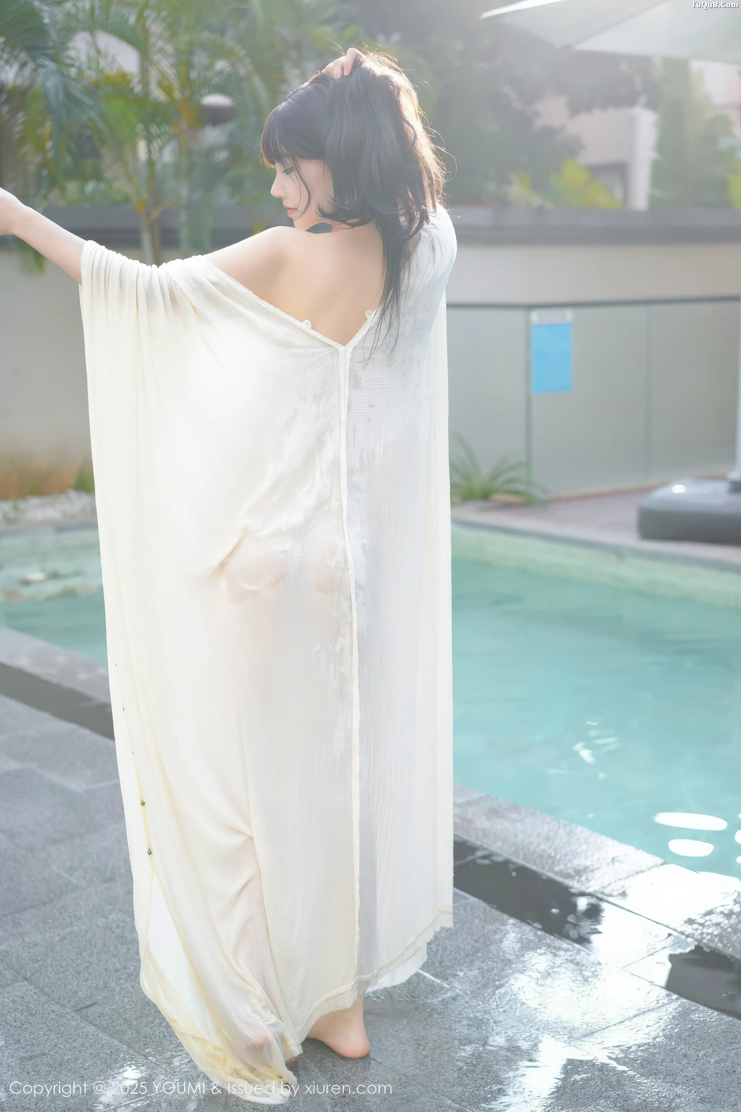 Xgyw.Org_[YouMi尤蜜荟]Vol.1185_女神朱可儿Flora户外泳池性感浅色浴袍秀雪峰美臀撩人诱惑写真85P
