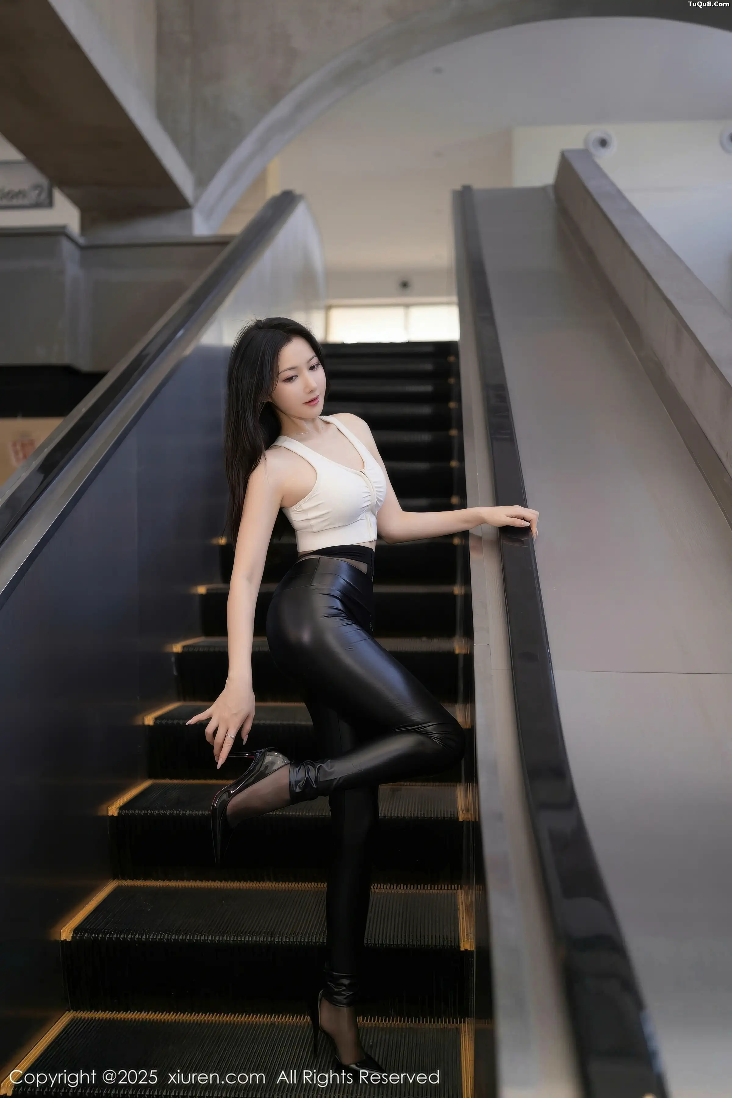 Xgyw.Org_[XiuRen秀人网]No.11021_模特鱼子酱Fish性感白色上衣配黑皮长裤秀曼妙身姿撩人诱惑写真75P