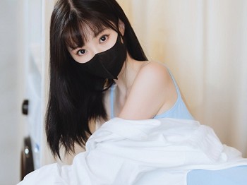 网络美女许岚蓝色芭蕾主题性感白T