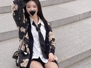 微博博主July芝岚毛衣风采主题户外黑色毛衣下性感白T配超薄黑丝迷人诱惑写真56P