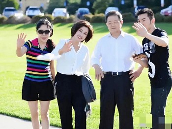 刘晓庆夫妻在公园秋游剪妹妹头像00后少女老公一头白发