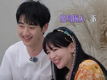 42岁的金莎正长期困囿于“中年少女感”叙事