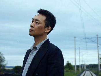张译跟父母回老家探亲全家福合影首曝光