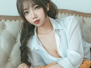 网络美女杏仁曲奇OL额外时间主题性感白T配黑短裙露超薄黑丝秀翘臀美腿诱惑写真47P