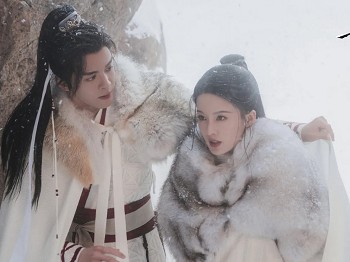 李沁《七夜雪》路透曝光白衣醉卧显慵懒曾舜晞冻伤妆太真实