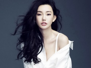 最美晶女郎童菲大二时被王晶发掘三部影片狂揽26亿