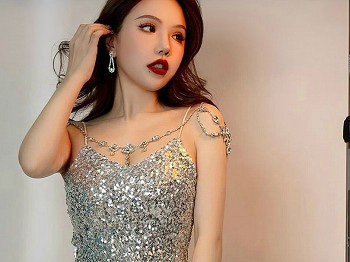 [Ugirls爱尤物]No.2766_模特妮小妖性感闪亮银色吊带长裙低胸秀完美身材迷人诱惑写真35P