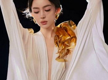 古力娜扎挑战大胆时尚白纱薄裙领口开至腰部身形轮廓凹凸有致