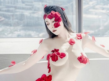 XiuRen第8175期_新人模特瑜伽喵私房浴室玫瑰花瓣浴秀魔鬼曲线撩人诱惑写真63P