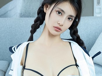 XiuRen第8216期_模特Lingyu69性感学生装露黑色蕾丝情趣内衣秀惹火身材诱惑写真72P