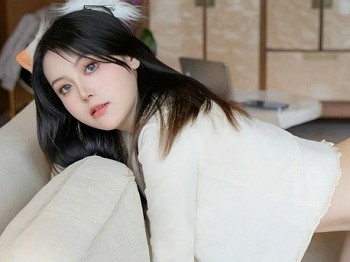 XiuRen第8243期_模特豆瓣酱澳门旅拍性感狐狸装扮淡黄色服饰秀惹火身材诱惑写真88P
