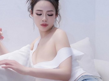 XiuRen第8329期_模特甜七七性感银白色上衣配开档白丝袜秀完美身材迷人诱惑写真67P